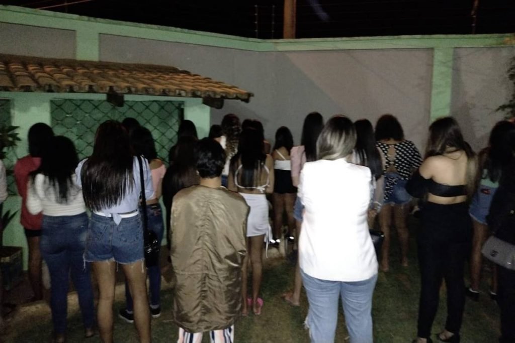 fiscais encerram festa clandestina com 500 pessoas em aparecida de goiânia, goiás