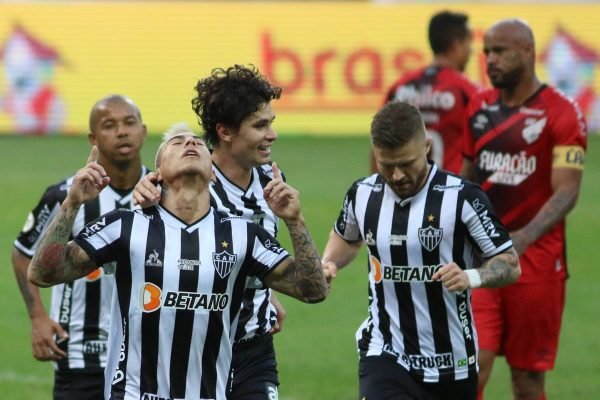 Atlético-MG supera o Athletico-PR e fica a um ponto do líder Palmeiras