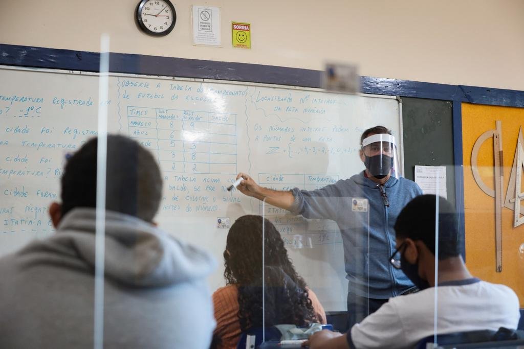 Alunos do município do Rio retornam às aulas presenciais com 99,9% da rede em funcionamento. Os alunos alternarão em grupos por semana de aula presencial e casa.