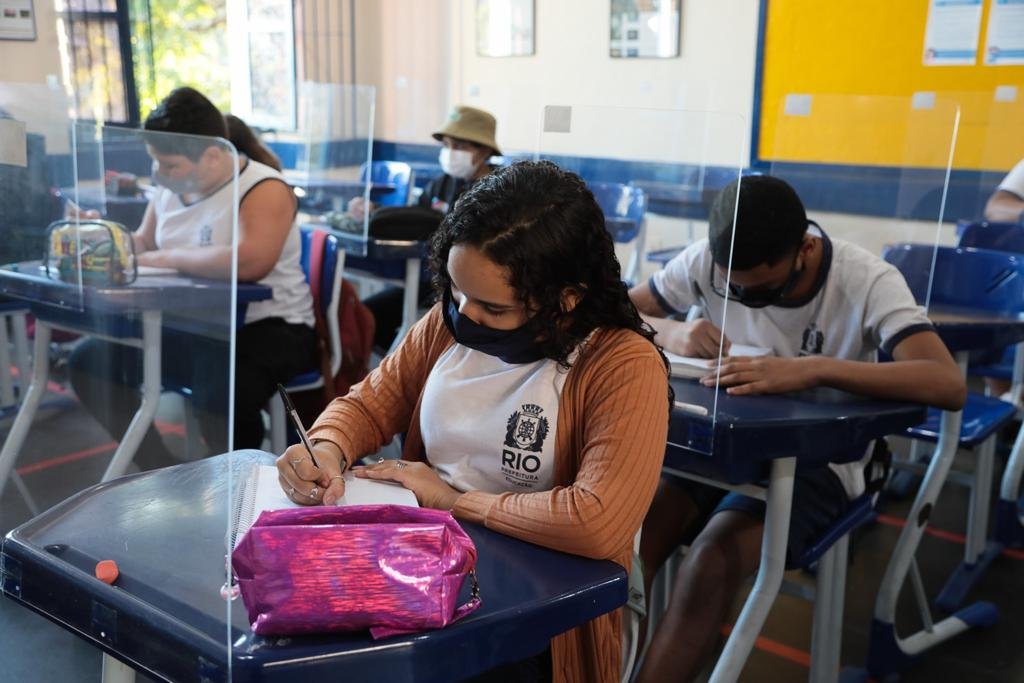 Alunos do município do Rio retornam às aulas presenciais com 99,9% da rede em funcionamento. Os alunos alternarão em grupos por semana de aula presencial e casa.