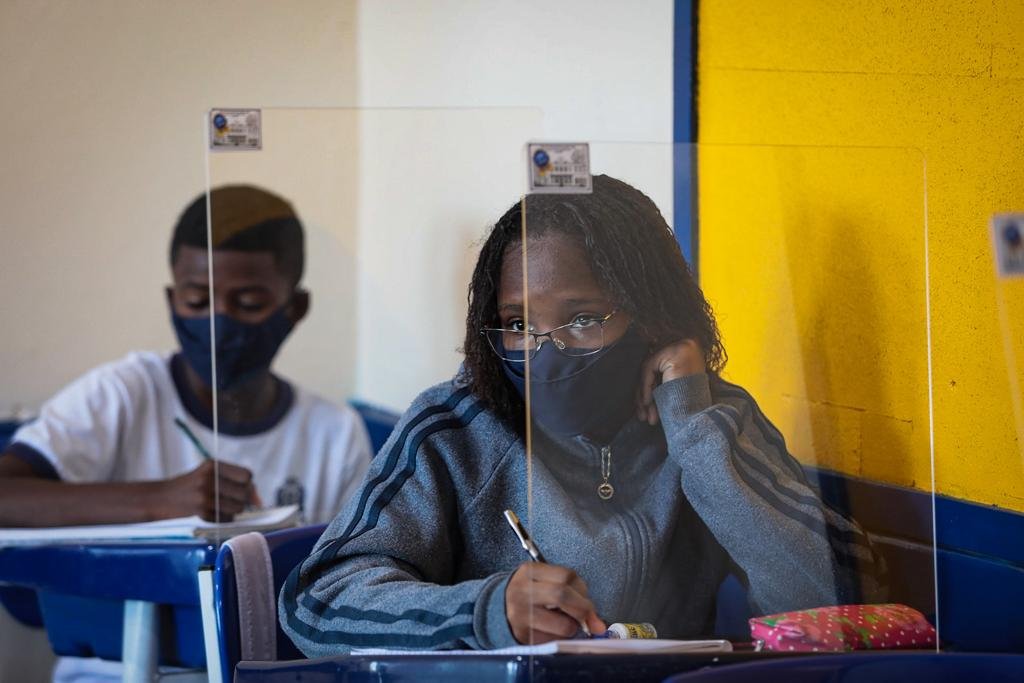 Alunos do município do Rio retornam às aulas presenciais com 99,9% da rede em funcionamento. Os alunos alternarão em grupos por semana de aula presencial e casa.