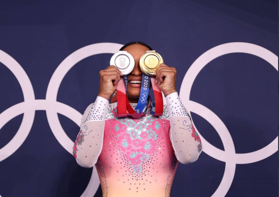 Rebeca Andrade com duas medalhas