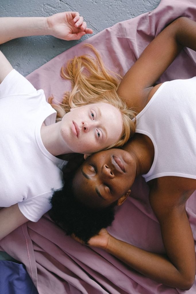 Mulher branca e mulher negra