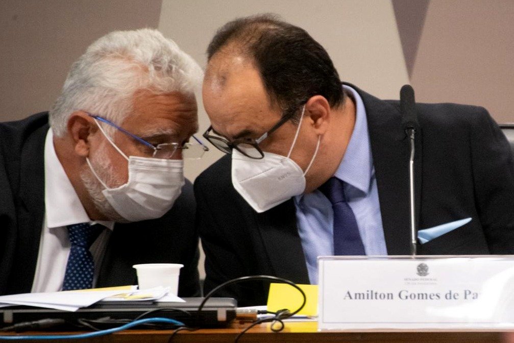 Revendo Amilton conversa com advogado na CPI