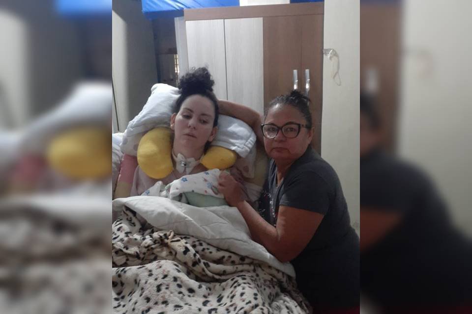 Mãe e filha em cama