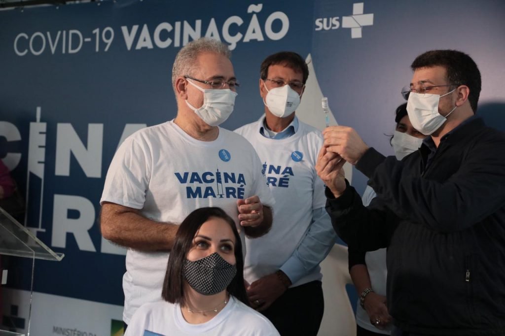 Ministro da Saúde Marcelo Queiroga esteve na Maré para dar esclarecimentos sobre a vacinação em massa 11