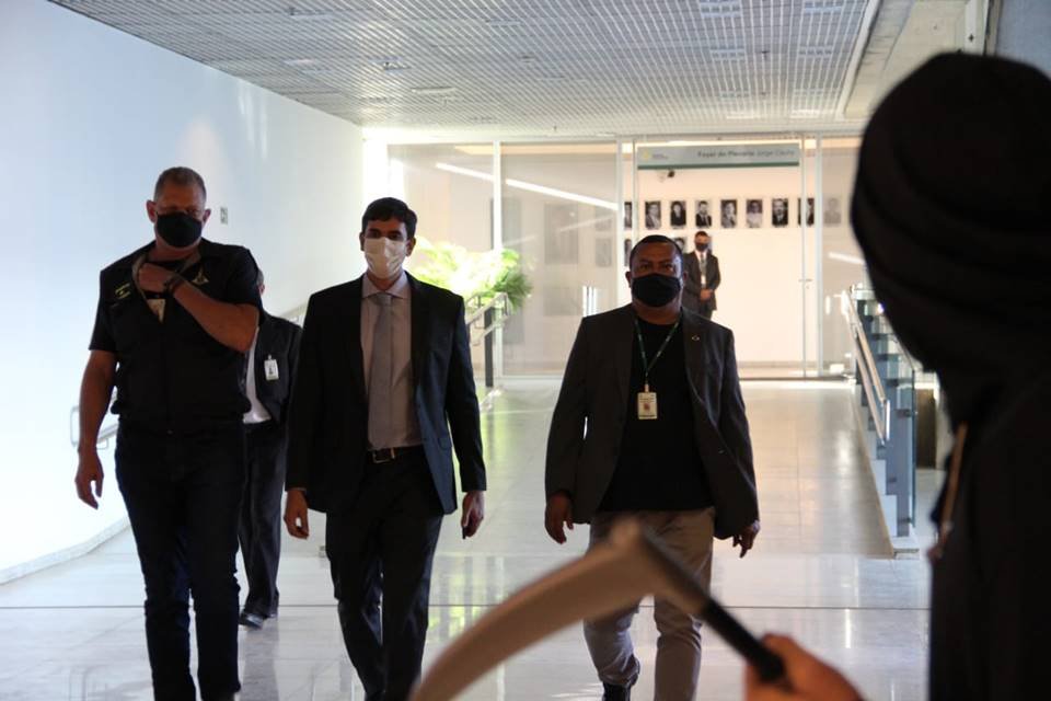 Na volta ao trabalho presencial, deputados são recebidos por atores vestidos de morte