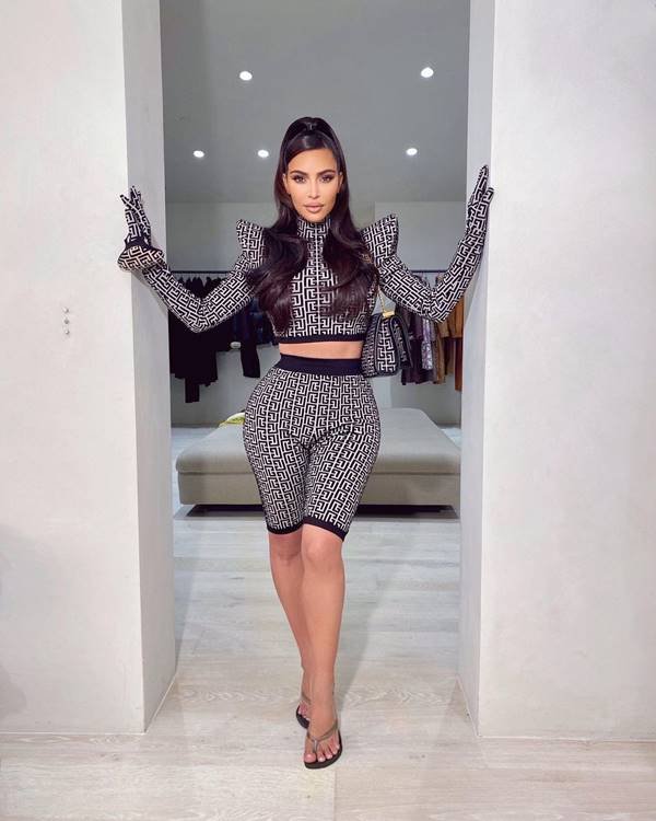 Kim Kardashian vestindo peças da Balmain com monograma