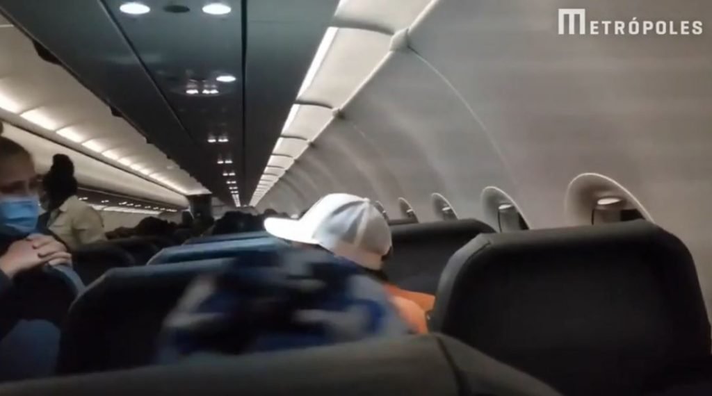 Equipe do voo tenta acalmá-lo