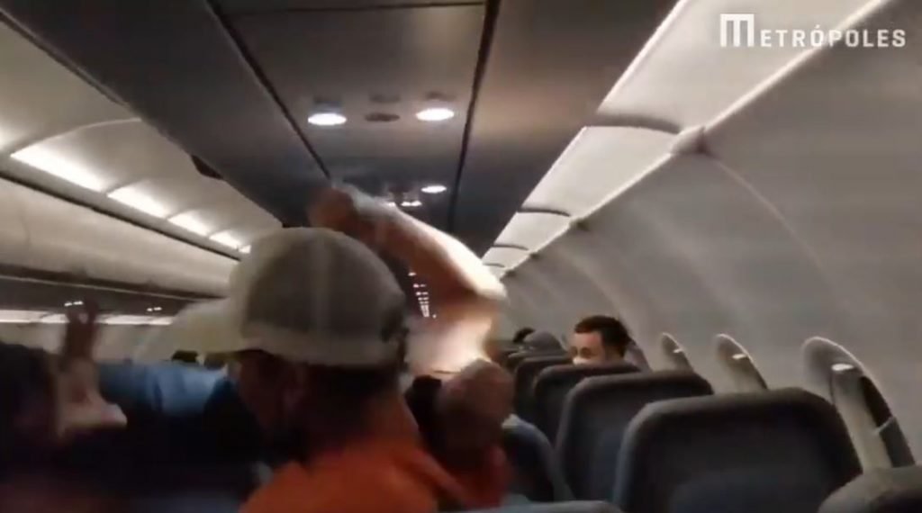 Passageiro agrediu comissário