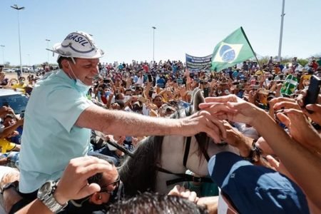 Bolsonaro usa chapéu de vaqueiro em São Raimundo Nonato (PI)