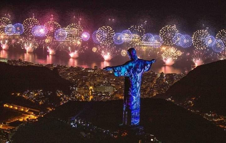 Queima de fogos em Copacabana, no Réveillon de 2019