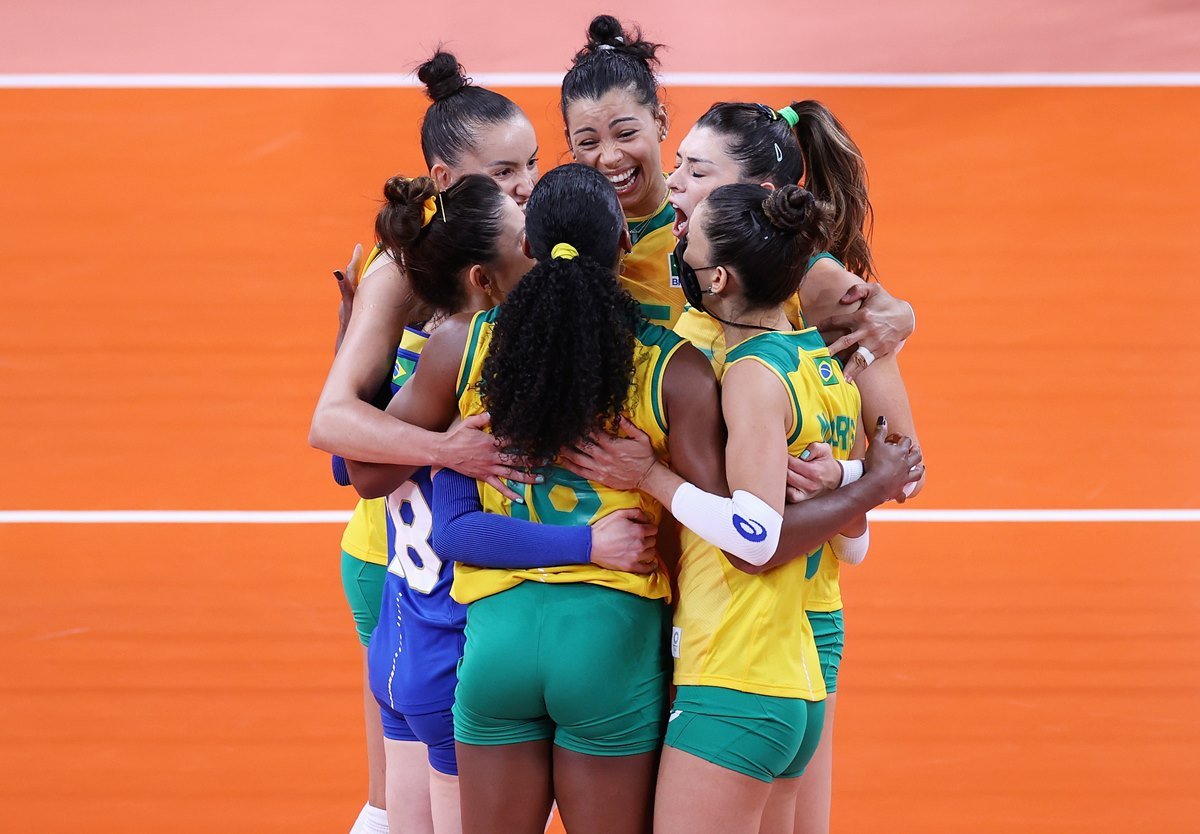 Jogos: Brasil bate Coreia do Sul e pega EUA na final do vôlei feminino