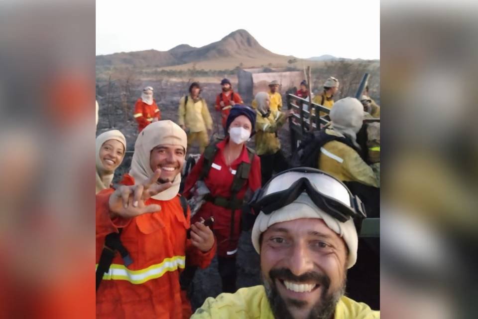 brigadistas voluntários se arriscam e viram noites combatendo o fogo na chapada dos veadeiros