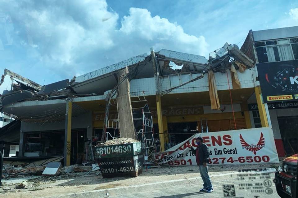 Parte de prédio desaba na 713 Norte