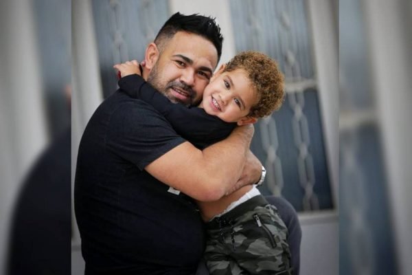 Dia dos Pais: pai curado da Covid comemora com filho de 2 anos