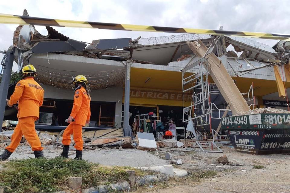 Parte de prédio desaba na 713 Norte
