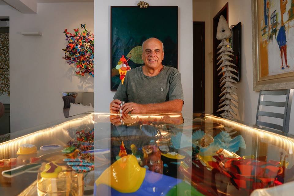 Ex-engenheiro, homem encontra alento na arte em vidro.