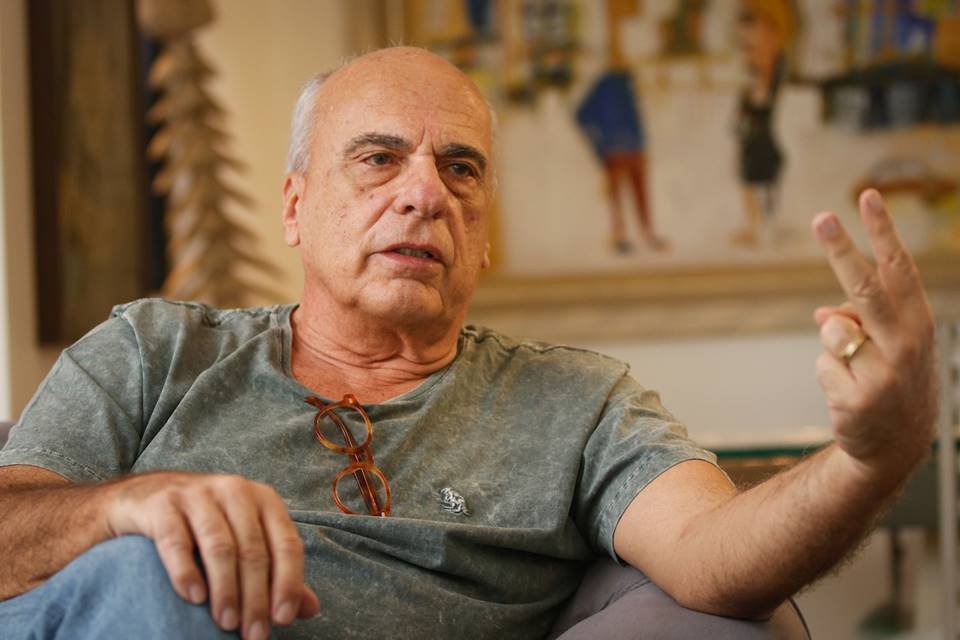 Ex-engenheiro, homem encontra alento na arte em vidro.