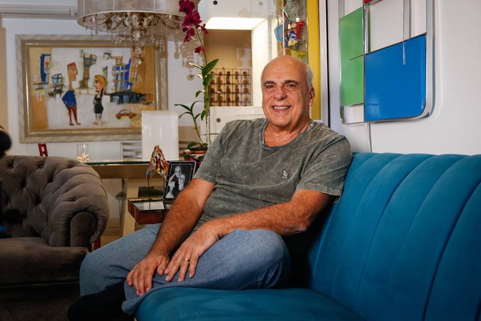 Ex-engenheiro, homem encontra alento na arte em vidro.