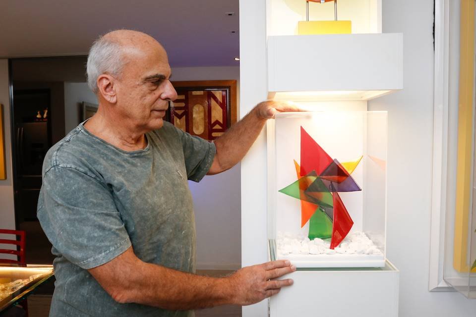 Ex-engenheiro, homem encontra alento na arte em vidro.