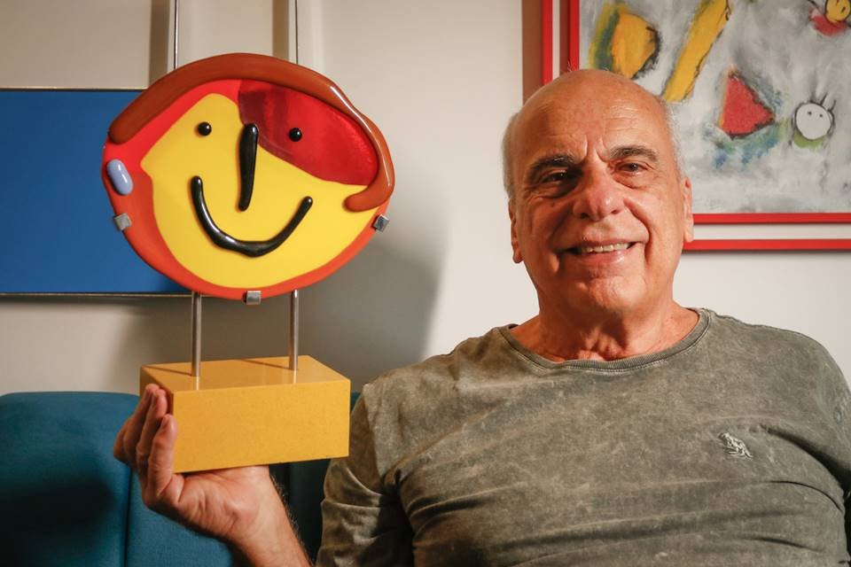 Ex-engenheiro, homem encontra alento na arte em vidro.