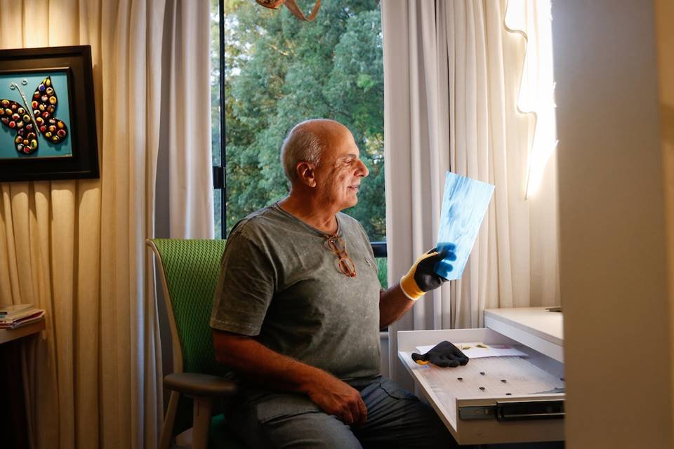 Ex-engenheiro, homem encontra alento na arte em vidro.