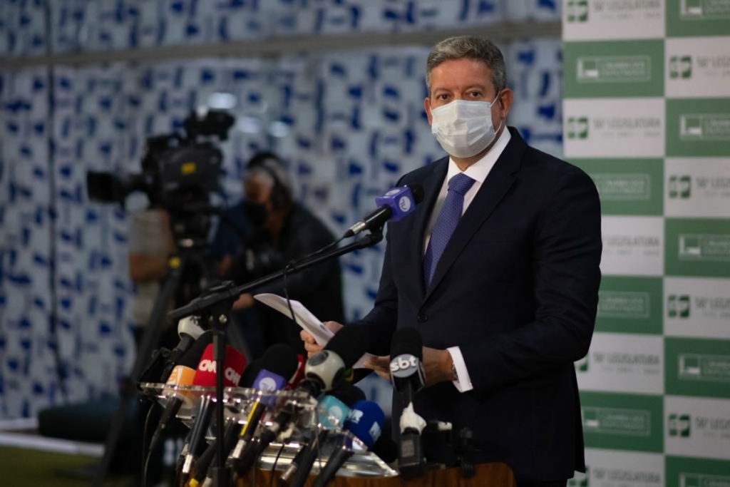 O presidente da Câmara dos Deputados, Arthur Lira, faz pronunciamento à imprensa, no Salão Verde da Câmara dos Deputados