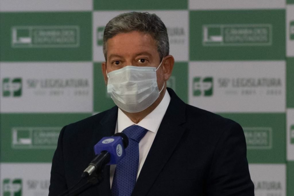 O presidente da Câmara dos Deputados, Arthur Lira, faz pronunciamento à imprensa, no Salão Verde da Câmara dos Deputados