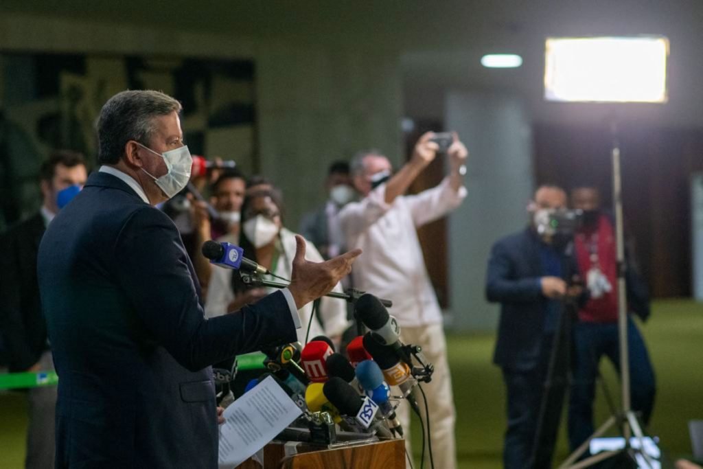 O presidente da Câmara dos Deputados, Arthur Lira, faz pronunciamento à imprensa, no Salão Verde da Câmara dos Deputados