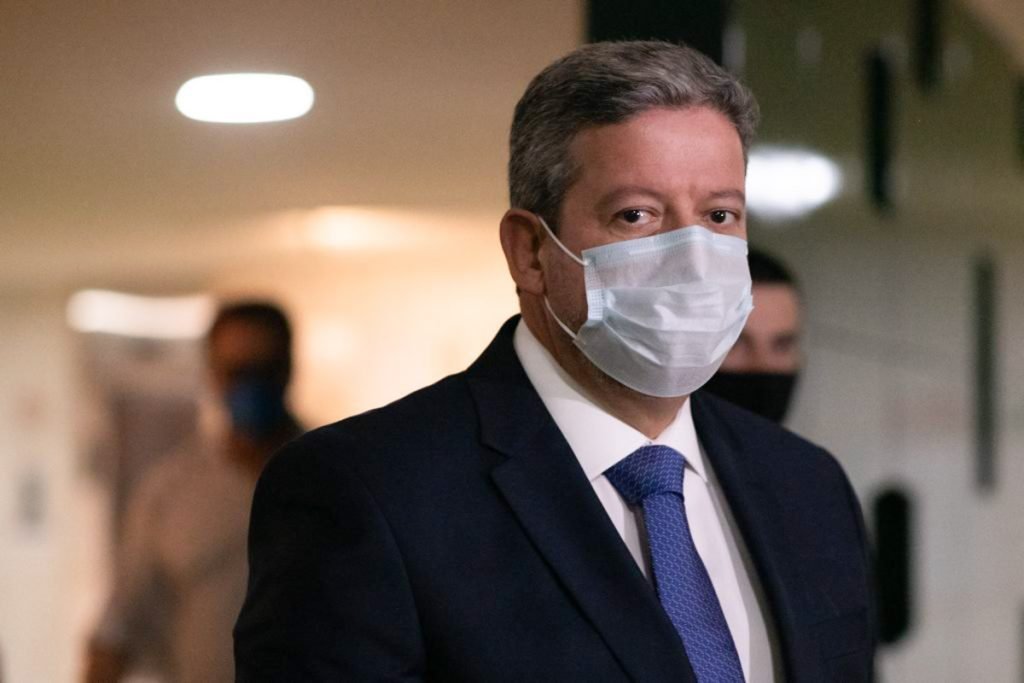 O presidente da Câmara dos Deputados, Arthur Lira, faz pronunciamento à imprensa, no Salão Verde da Câmara dos Deputados