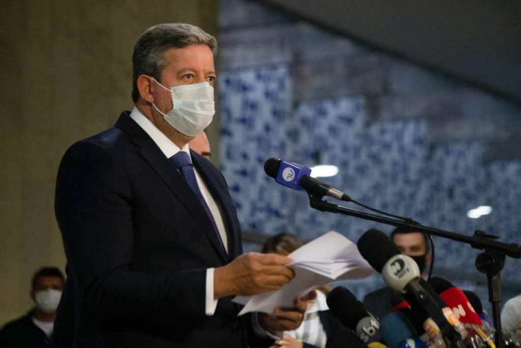 O presidente da Câmara dos Deputados, Arthur Lira, faz pronunciamento à imprensa, no Salão Verde da Câmara dos Deputados