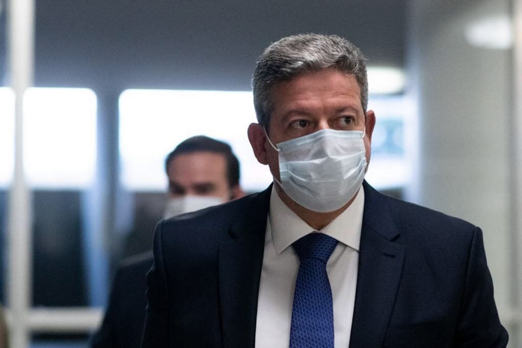 O presidente da Câmara dos Deputados, Arthur Lira, faz pronunciamento à imprensa, no Salão Verde da Câmara dos Deputados