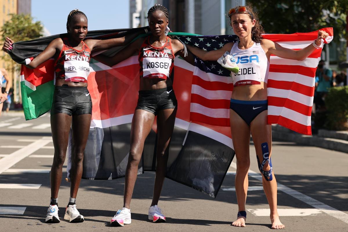 Quenianas confirmam favoritismo e levam ouro e prata na maratona na