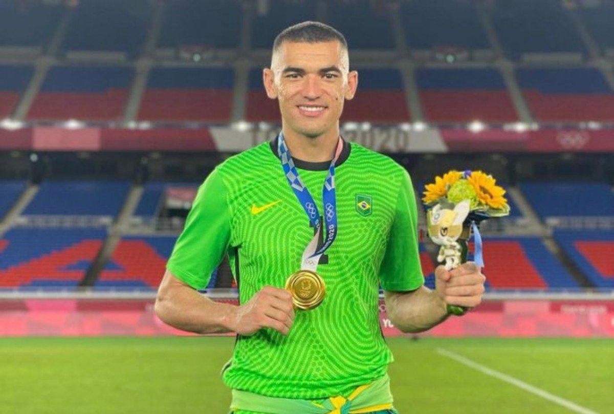 Hoje é aniversário do melhor goleiro do Brasil', enaltece Santos