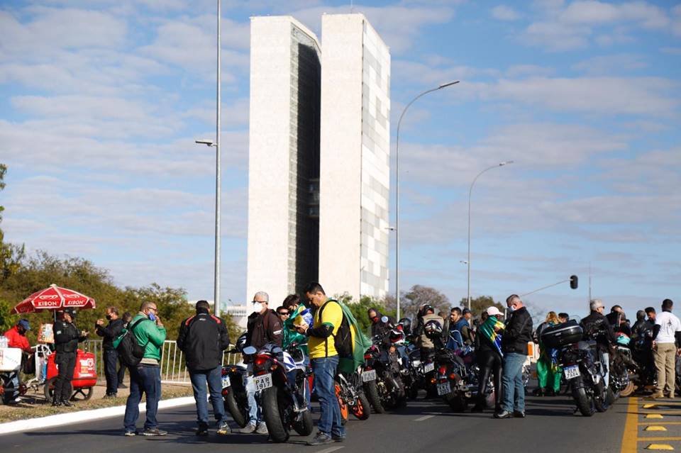 Bolsonaro participa de motociata em Brasília