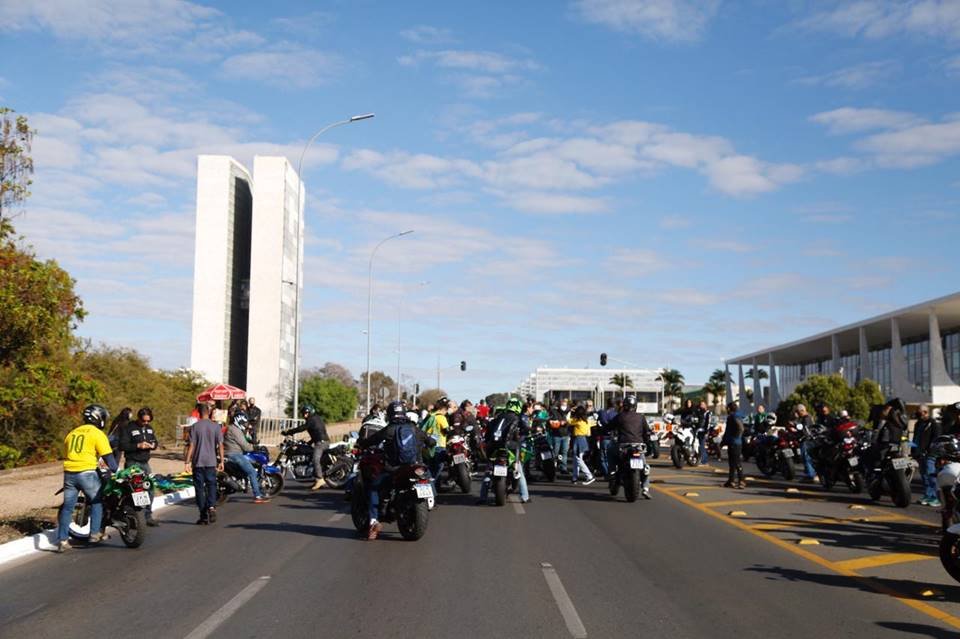 Bolsonaro participa de motociata em Brasília