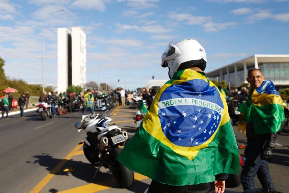 Bolsonaro participa de motociata em Brasília