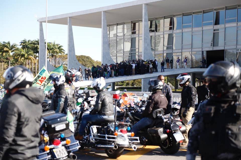 Bolsonaro participa de motociata em Brasília