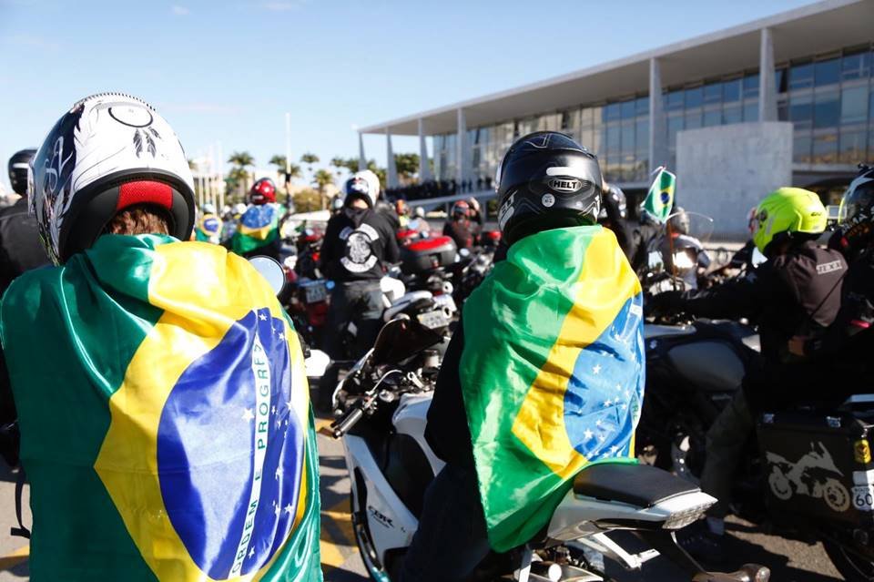 Bolsonaro participa de motociata em Brasília