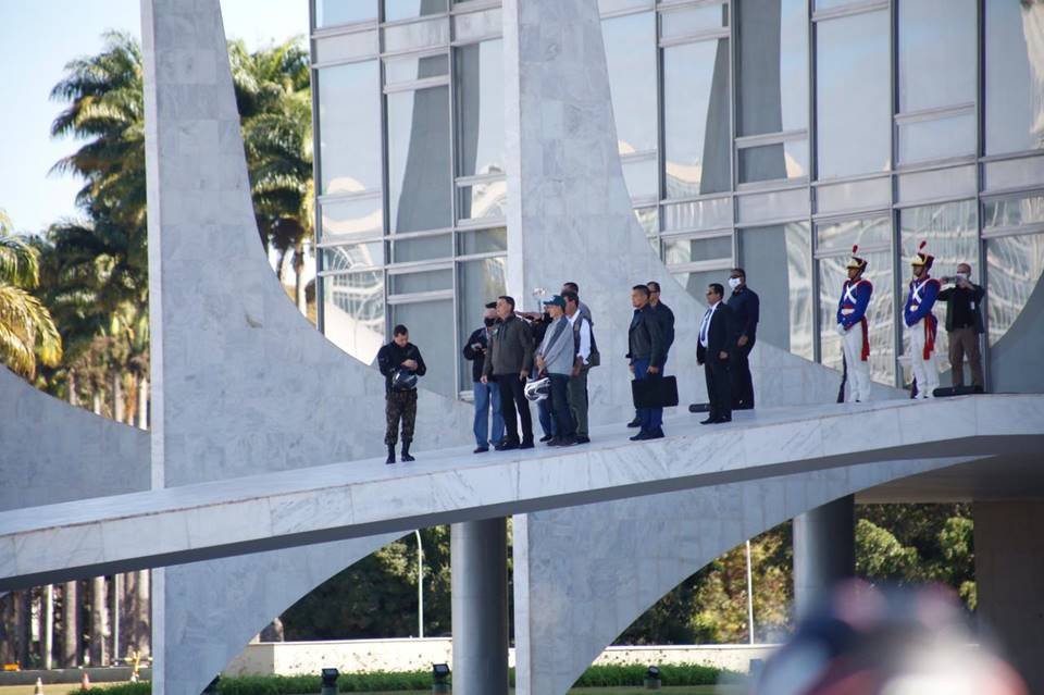 Bolsonaro participa de motociata em Brasília