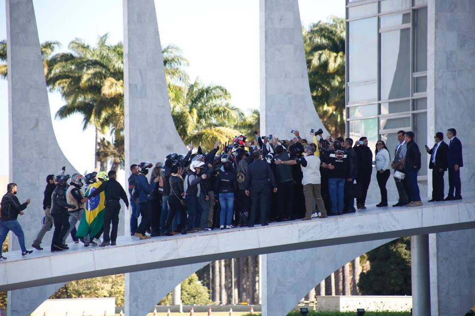 Bolsonaro participa de motociata em Brasília