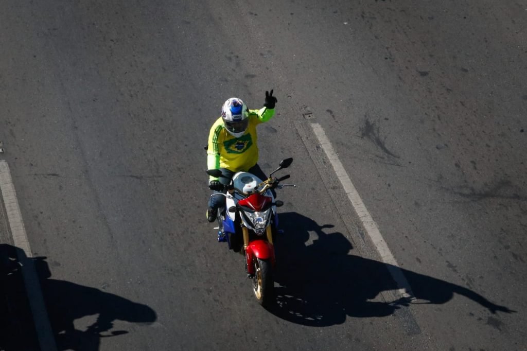 Bolsonaro realiza passeio de moto no Dia dos Pais, em Brasília