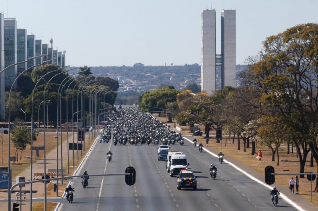 Bolsonaro realiza passeio de moto no Dia dos Pais, em Brasília