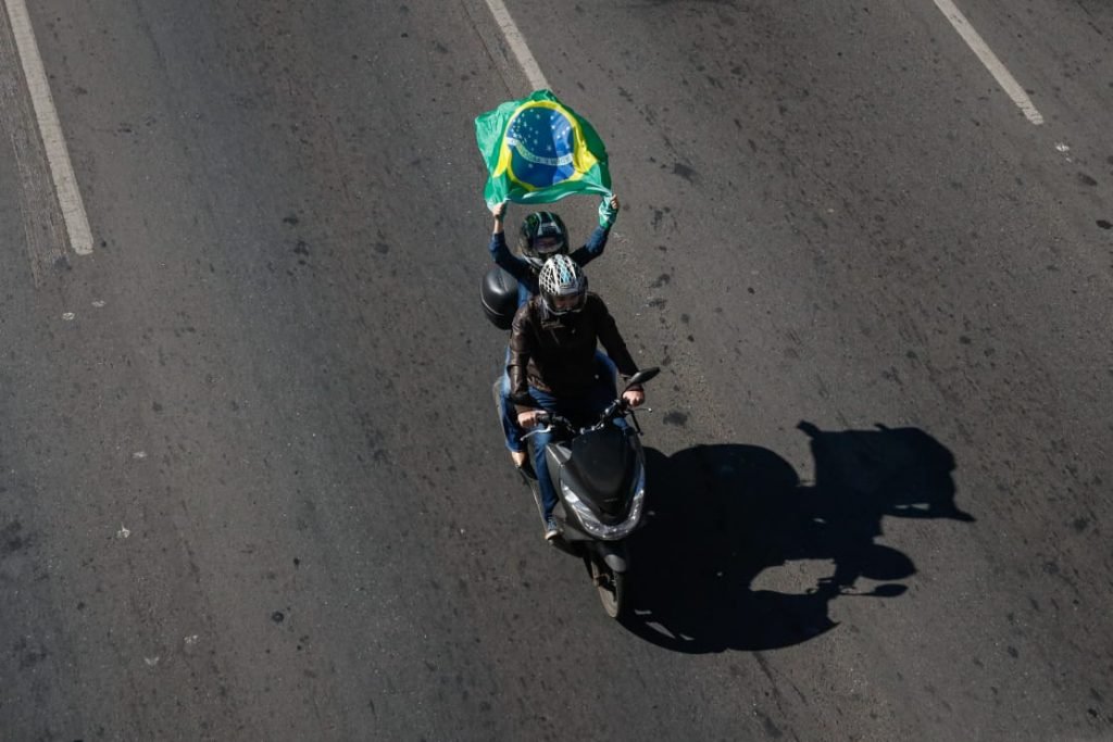 Bolsonaro realiza passeio de moto no Dia dos Pais, em Brasília