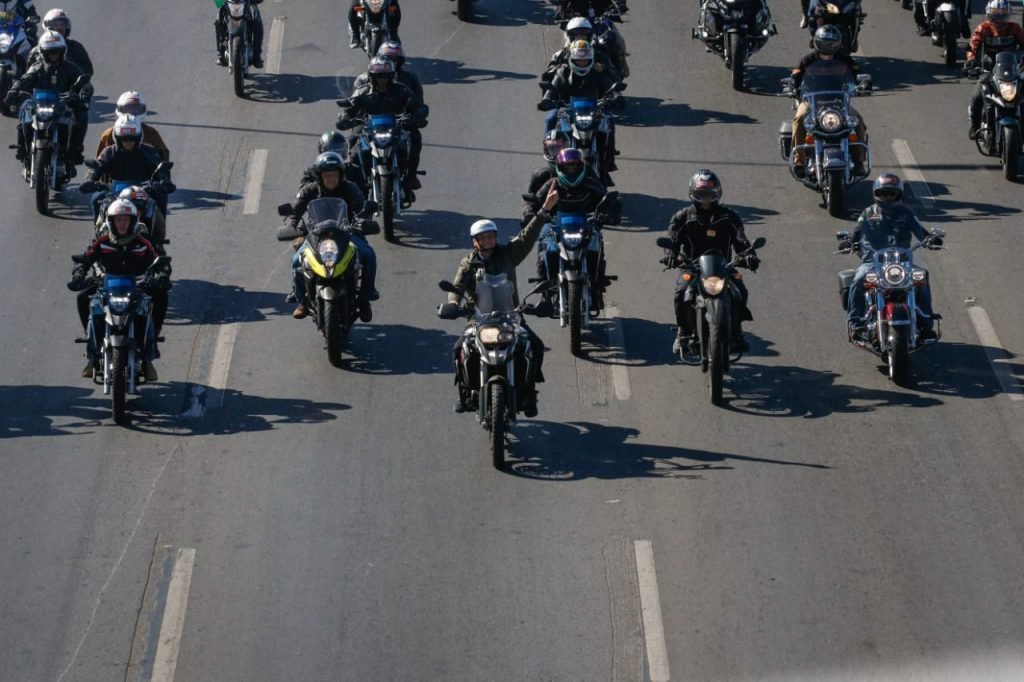 Bolsonaro realiza passeio de moto no Dia dos Pais, em Brasília