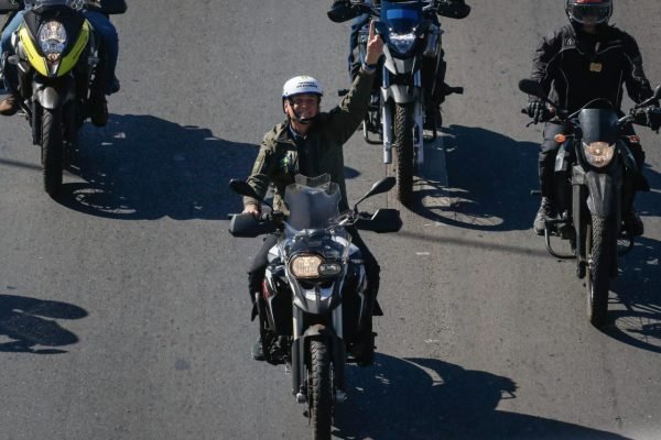 Bolsonaro realiza passeio de moto no Dia dos Pais, em Brasília