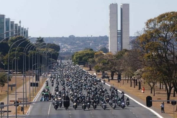 Bolsonaro realiza passeio de moto no Dia dos Pais, em Brasília