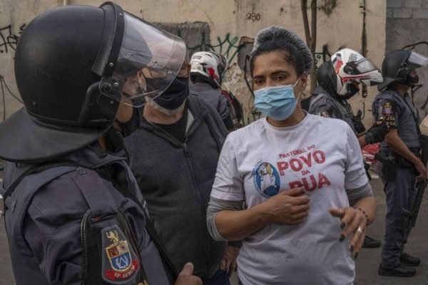Pastoral do Povo da Rua tenta doar marmitar na Cracolândia