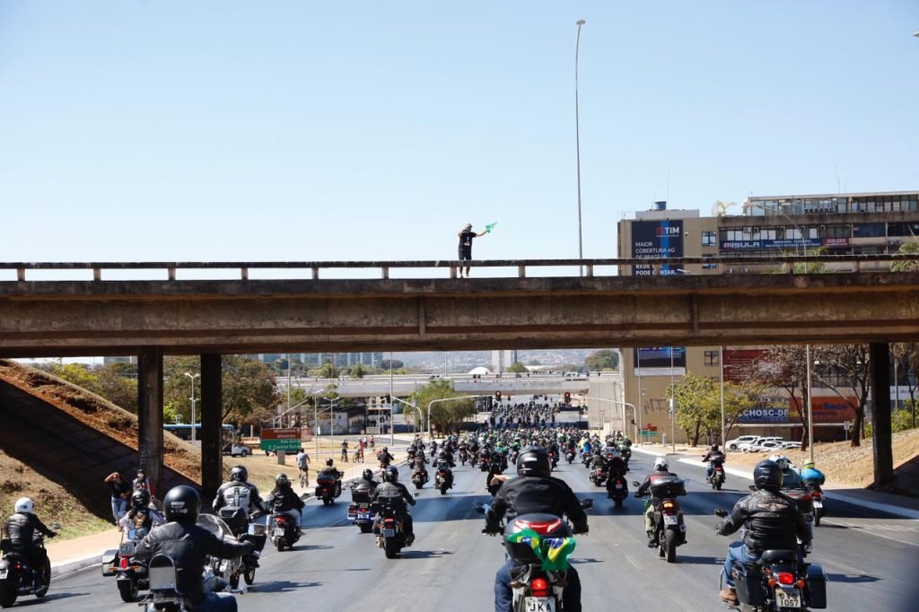 Motociata organizada pelo presidente Jair Bolsonaro cruza a Esplanada dos Ministérios na manhã desde domingo (08:08), Dia dos Pais 11